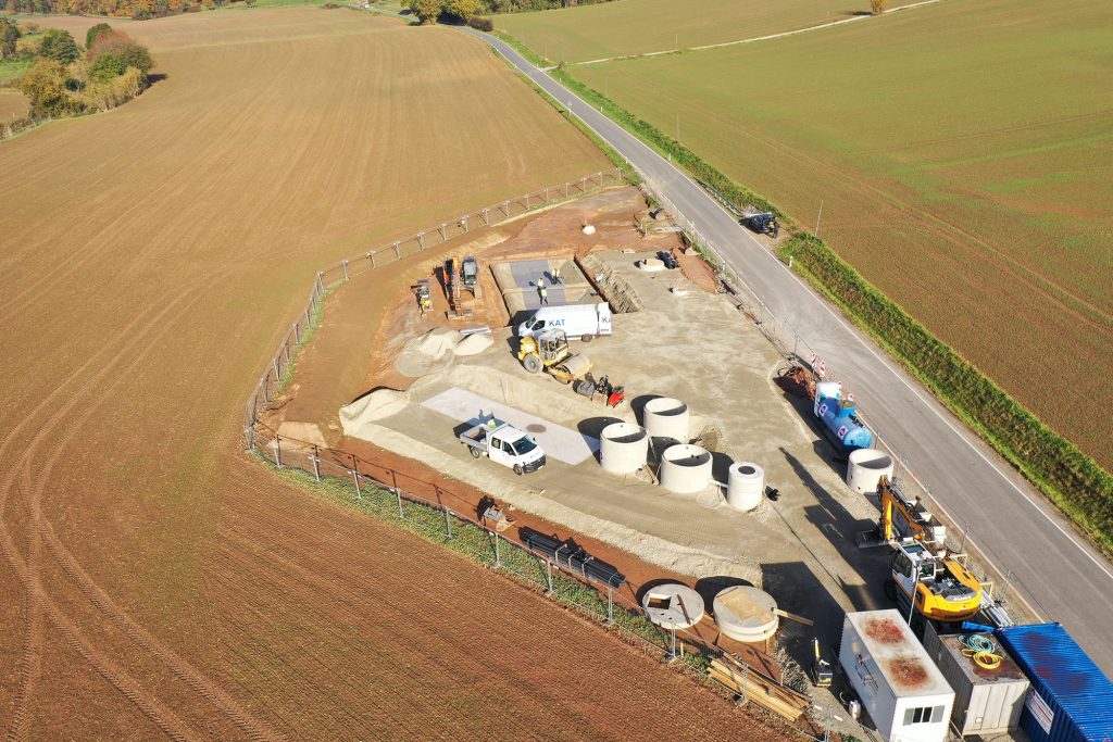 Luftaufnahme einer Baustelle an einer Landstraße, angrenzend Felder und Ackerland