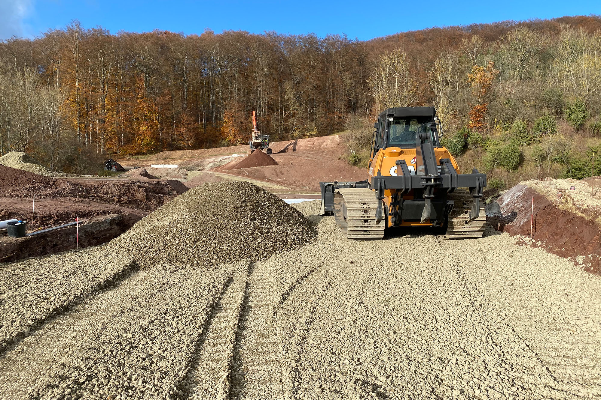 Kies und Erde auf der Baustelle, Eichsfelder Firma Spitzenberg Bau bei Erdarbeiten