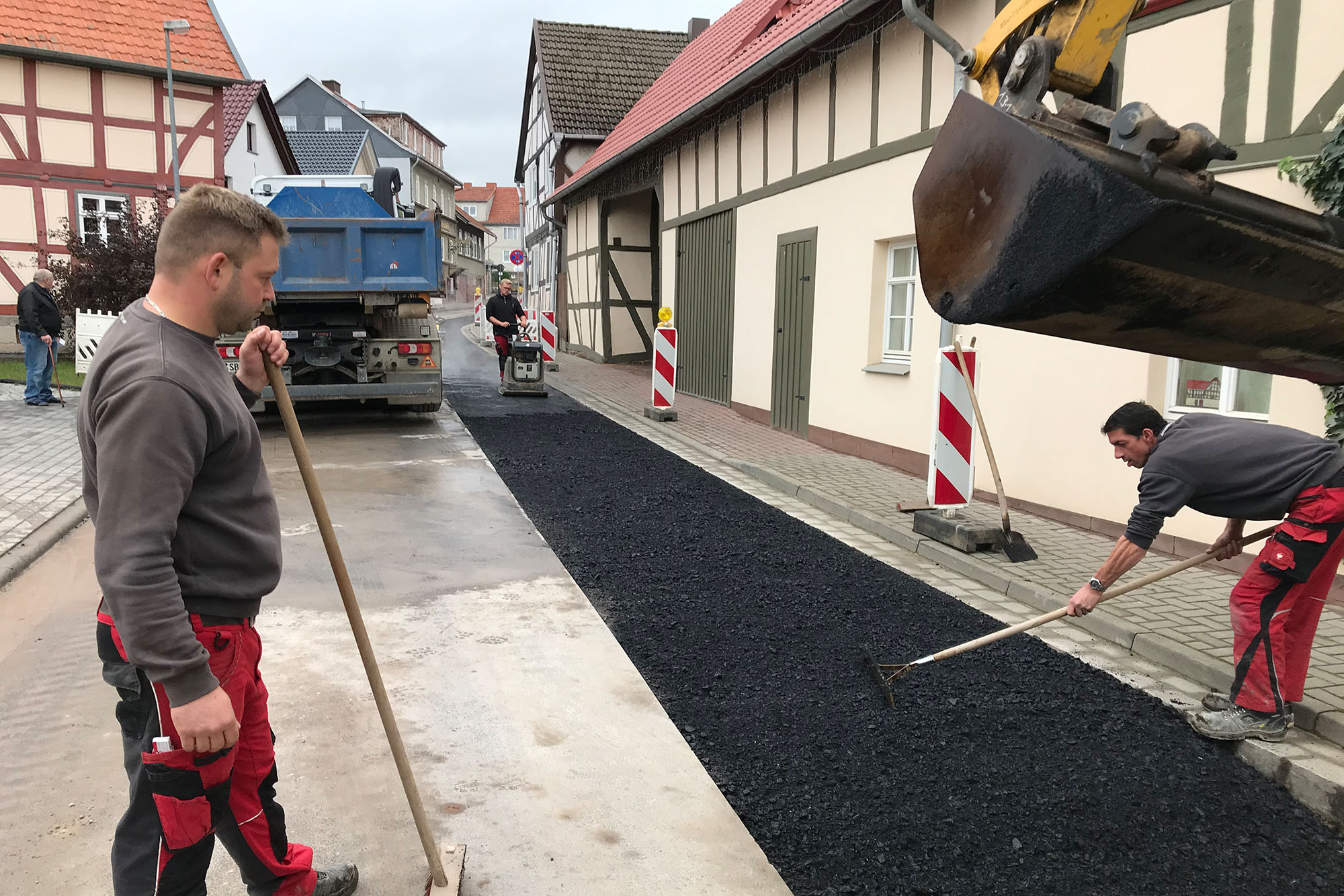 Mitarbeiter der Eichsfelder Firma Spitzenberg Bau bei Straßenbauarbeiten